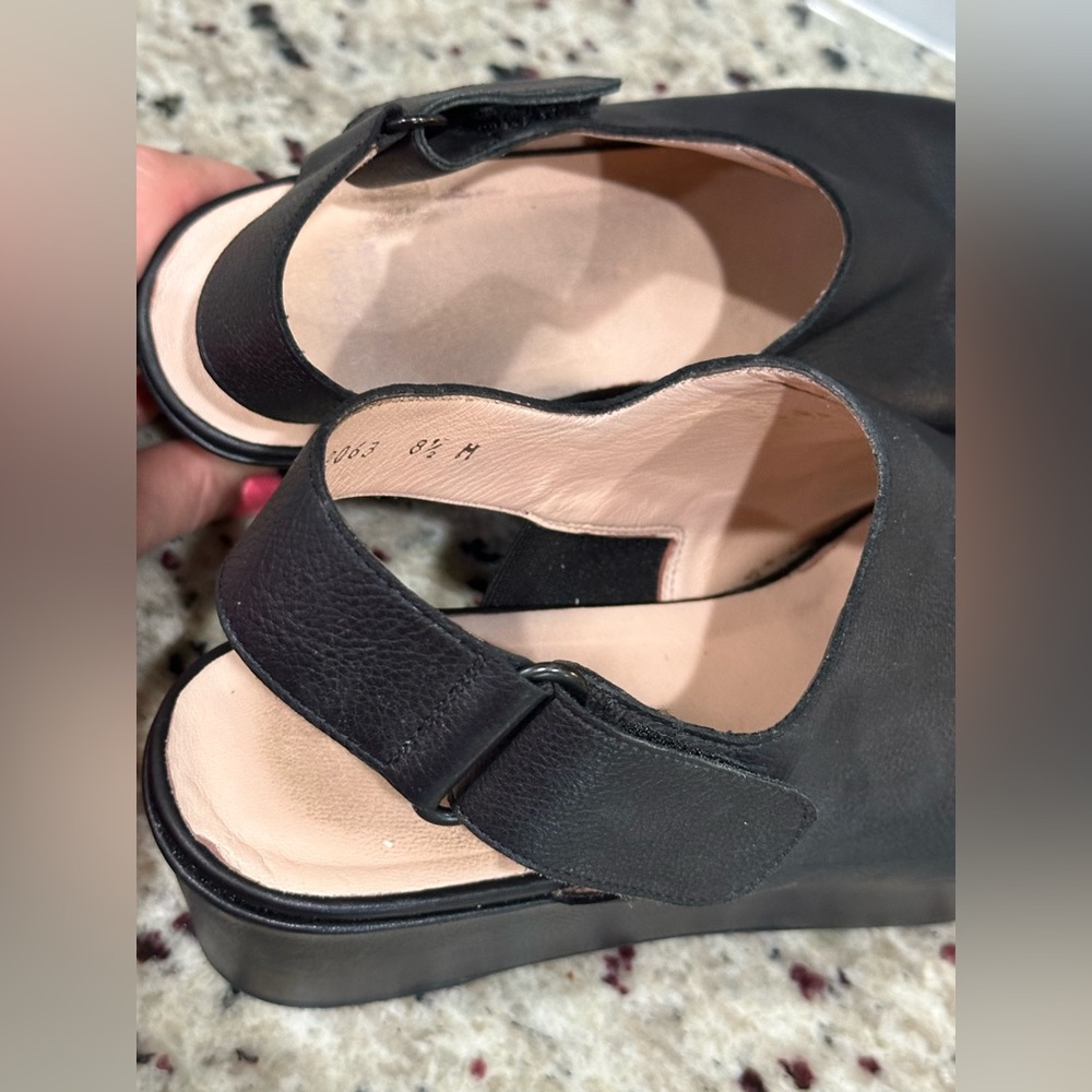 Stuart Weitzman Offset Women’s Peep Toe Black Leather Wedge Sandal 8.5 - Picture 6 of 8